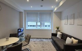 Modern 1- Bed Apartment In City Centre